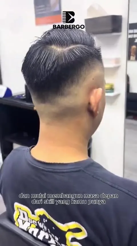 Hasil potongan rambut pria tampak belakang
