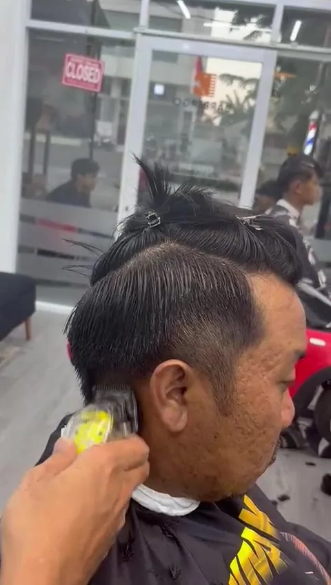 Dokumentasi proses pemangkasan rambut pria