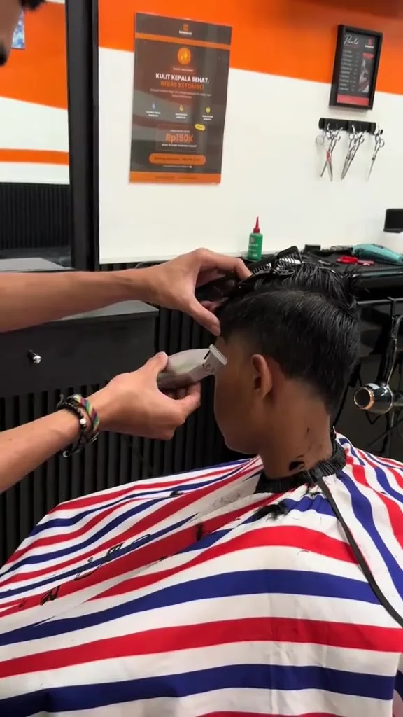 Dokumentasi penggunaan clipper dalam aktivitas barber di BarberGO